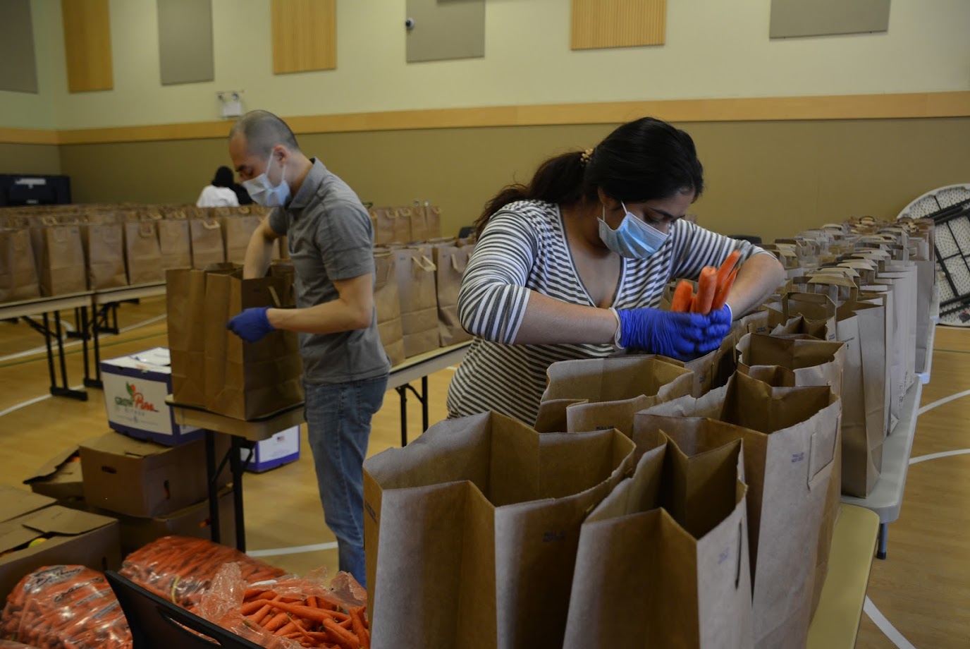Two people loading grocery bags at ACRS Food Bank